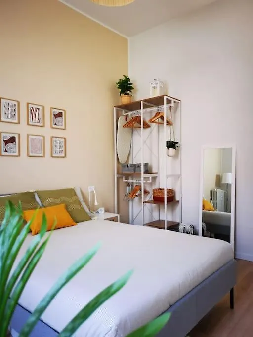 Ferienwohnung Sunny Flat 50 Meters From The Metro Mailand Apartment