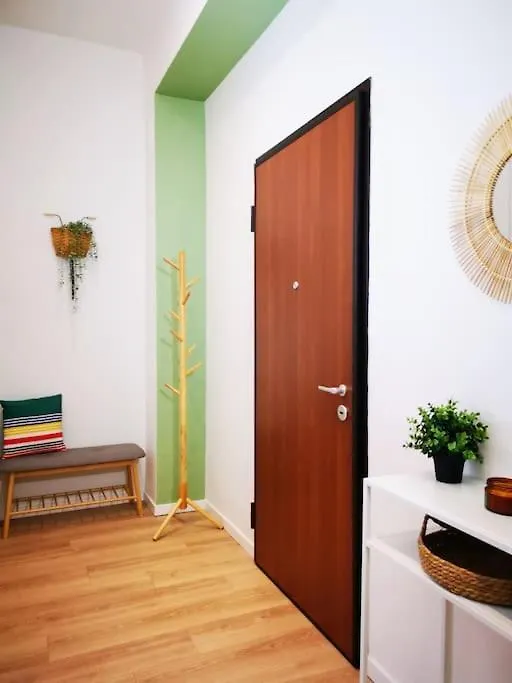 Apartment Ferienwohnung Sunny Flat 50 Meters From The Metro Mailand