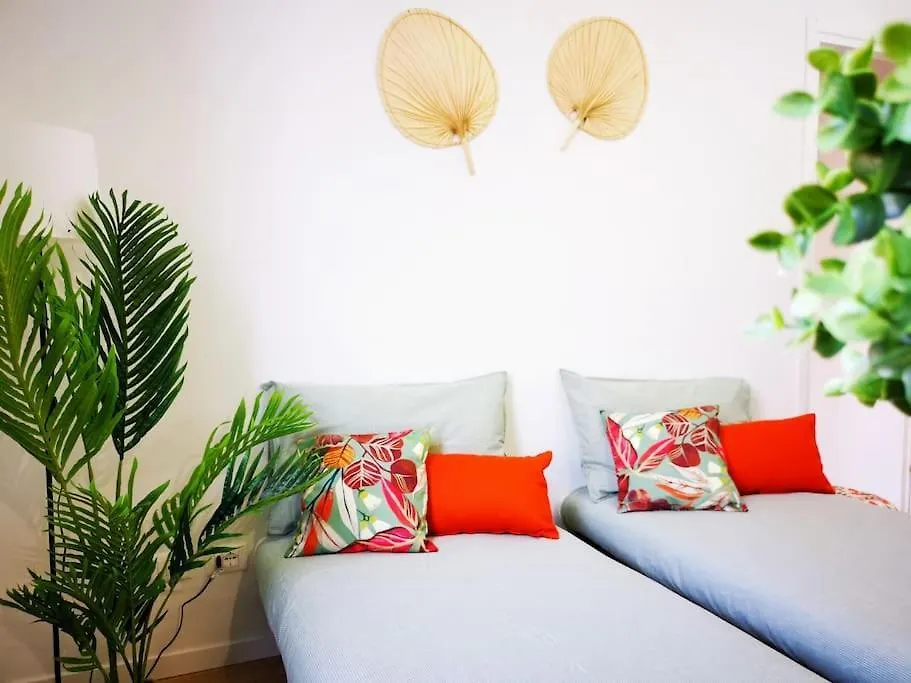 Ferienwohnung Sunny Flat 50 Meters From The Metro Mailand Italien